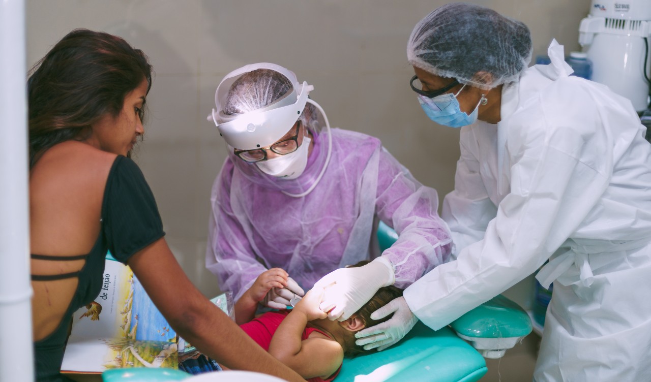 dentistas atendendo uma criança